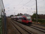 Dvousystémová jednotka Talent řady 4124 ÖBB čeká na vjezdu do zbytku stanice Wien Südbahnhof na další výkon. 2.7.2011 © Jan Přikryl