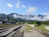 Bohinjska proga: celkový pohled na kolejiště stanice Bohinjska Bistrica s masivem Julských Alp v pozadí	3.7.2011	© Jiří Mazal