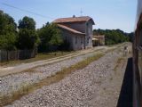 Bohinjska proga: výpravní budova a pozůstatky dřívějšího kolejiště v bývalé stanici Dutovlje	3.7.2011	© Jan Přikryl