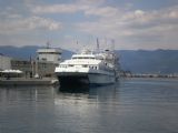 Rijeka: původem singapurský katamaran společnosti Jadrolinija stojí před osobním terminálem před večerní cestou na Mali Lošinj	4.7.2011	© Jiří Mazal