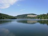 Fužine: pohled na přehradní jezero Bajer od hráze směrem k severu, v pozadí most na dálnici z Rijeky do Záhřebu	4.7.2011	© Jiří Mazal