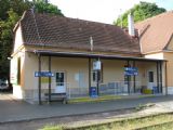 06.09.2011- Hradec Král.-Sl. Před.: vlevo čekárna, vpravo dopravní kancelář © PhDr. Zbyněk Zlinský