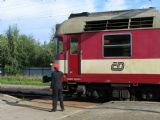 06.09.2011- Hradec Král.-Sl. Před.: výpravčí SŽDC velí k odjezdu 854.014-8 ČD v čele opožděného Sp 1948 Letohrad - Hradec Králové hl.n. © PhDr. Zbyněk Zlinský