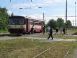 06.09.2011- Hradec Král.-Sl. Před.: výpravčí kráčí dát odjezd vozu 810.448-1 v roli Os 5642 Týniště n.Orlicí - Hradec Králové hl.n. © PhDr. Zbyněk Zlinský