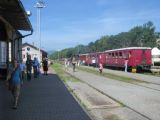 11.09.2011 - Trutnov hl.n.: 423.0145 se soupravou D 6-1832, Clm 4-6393, Clm 4-6324 a Clm 4-6392 vlaku do Svobody nad Úpou a jeho nedočkaví cestující © PhDr. Zbyněk Zlinský