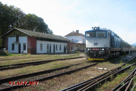 11.09.2011 - Trutnov hl.n.: 750.705-6 v čele R 854 ''Cidlina'' Trutnov hl.n. - Praha hl.n. © PhDr. Zbyněk Zlinský