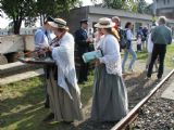 17.09.2011 - Vítkov: historicky věrné podomní prodavačky © PhDr. Zbyněk Zlinský