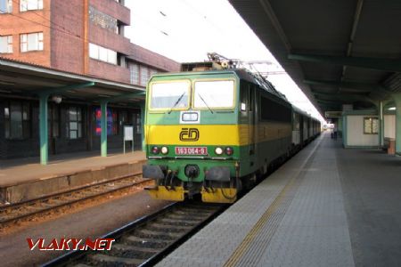 17.09.2011 - Pardubice hl.n.: 163.064-9 v čele Os 6250 do Hradce Králové © PhDr. Zbyněk Zlinský