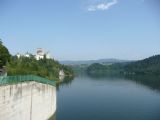 Hrad Niedzica se vypíná nad přehradní hrází © Tomáš Kraus, 23.8.2011