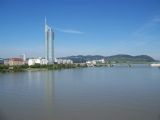 14.8.2011 - Vídeň, mrakodrap Millennium Tower a železniční most Nordbahnbrücke © Marek Topič