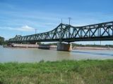 14.8.2011 - Nákladní loď pod železničním mostem Stadlauerbrücke © Marek Topič