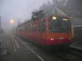 V mlze se ztrácí vůz řady Be 4/4 před odjezdem do Zürichu © Tomáš Kraus, 19.9.2011