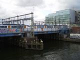 Amsterdam: skoro čtyřicetileté předměstské jednotky typu SGM projíždí zvedací most na východním zhlaví Centraal Station	. 16.8.2011	 © Jan Přikryl