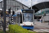 Amsterdam: nízkopodlažní tramvaj Combino odjíždí z konečné u hlavního nádraží a míří na konečnou linky 26 Ijburg	. 16.8.2011	 © Lukáš Uhlíř