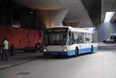 Amsterdam: postarší nízkopodlažní autobus Van Hool stojí v terminálu u stanice metra Bijlmer ArenA 	. 16.8.2011	 © Lukáš Uhlíř