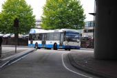 Amsterdam: nízkopodlažní autobus Van Hool přijíždí do terminálu Bijlmer ArenA	. 16.8.2011	 © Lukáš Uhlíř