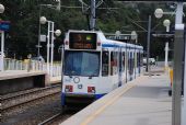 Amsterdam: obousměrná tramvaj typu 11G projíždí kolem vysokého nástupiště metra do zastávky Zonnestein	. 16.8.2011	 © Lukáš Uhlíř