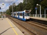 Amsterdam: obousměrná tramvaj typu 11G právě opustila zastávku Zonnestein a míří kolem vysokého nástupiště metra do centra	. 16.8.2011	 © Jan Přikryl