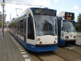 Amsterdam: Combino a starší tramvaj typu 11G na konečné linky 5 Binnenhof- jediné typy obousměrných tramvají ve městě	. 16.8.2011	 © Jan Přikryl