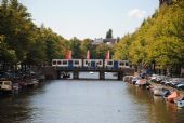 Amsterdam: na mostě přes Keizergracht projíždí tramvaj typu 12G směrem k nádraží	. 16.8.2011	 © Lukáš Uhlíř