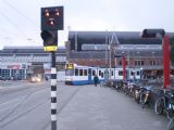 Amsterdam: obousměrná tramvaj typu 11G přijíždí na konečnou u hlavního nádraží, v popředí indikace koleje v rozsáhlé smyčce	. 17.8.2011	 © Jan Přikryl