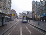 Amsterdam: obousměrné Combino stojí v zastávce Koningsplein směrem k nádraží	. 17.8.2011	 © Jan Přikryl