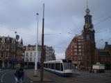 Amsterdam: jednosměrné Combino projíždí náměstím Muntplein na cestě z centra	. 17.8.2011	 © Jan Přikryl