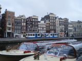 Amsterdam: typické historické domy za kanálem, jednosměrná tramvaj typu 12G a nízké lodě, aneb vše podstatné z Amsterdamu	. 17.8.2011	 © Jan Přikryl