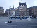 Amsterdam: nízkopodlažní tramvaj Combino projíždí centrálním náměstí Damrak směrem k hlavnímu nádraží	. 17.8.2011	 © Jan Přikryl