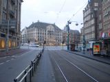 Amsterdam: pohled na centrální náměstí Damrak s projíždějícími tramvajemi	. 17.8.2011	 © Jan Přikryl