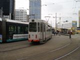 Rotterdam: míjení tramvají obou zdejších typů v oblouku před zastávkami u hlavního nádraží	. 17.8.2011	 © Jan Přikryl