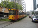 Rotterdam: postarší tramvaj Düwag opustila zastávku u hlavního nádraží a míří po ulici Delftse Poort ven z centra	. 17.8.2011	 © Jan Přikryl