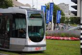 Rotterdam: čelo tramvaje Alstom Citadis 302, projíždějící světelnou signalizaci na kruhovém objezdu na náměstí Hofplein	. 17.8.2011	 © Lukáš Uhlíř