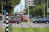 Haag: tramvaj typu GTL8 odbočuje na lince 12 u zastávky Delftselaan do ulice Paul Krugerlaan	. 17.8.2011	 © Lukáš Uhlíř