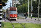 Haag: tramvaj staší série typu GTL8 z 80. let přijíždí do zastávky Delftselaan	. 17.8.2011	 © Lukáš Uhlíř