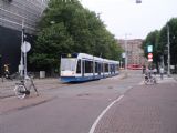 Amsterdam: jednosměrné Combino projíždí kolejištěm uzlu Leidseplein na kraji centra 	. 18.8.2011	 © Jan Přikryl