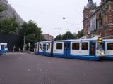 Amsterdam: setkání hned tří tramvají různých typů v uzlu Leidseplein na kraji centra	. 18.8.2011	 © Jan Přikryl