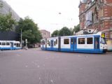 Amsterdam: setkání hned tří tramvají různých typů v uzlu Leidseplein na kraji centra	. 18.8.2011	 © Jan Přikryl