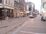 Amsterdam: krátký jednokolejný úsek na ulici Leidsestraat projíždí jednosměrné Combino na lince 1 směrem k hlavnímu nádraží	. 18.8.2011	 © Jan Přikryl