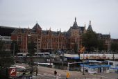 Pohled na výpravní budovu stanice Amsterdam Centraal z oken A-train hotelu	. 18.8.2011	 © Lukáš Uhlíř