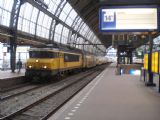 Amsterdam: klasická regionální souprava patrových vozů typu DD-AD v čele s francouzskou lokomotivou řady 1700 NS	. 18.8.2011	 © Jan Přikryl
