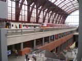 Antverpy: pohled na kusé koleje hlavního nádraží v původní výškové úrovni s jednotkami řady AM 96 do Lille a AM 75 na vlaku kategorie IR	. 18.8.2011	 © Jan Přikryl