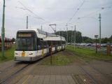 Antverpy: nízkopodlažní tramvaj HermeLijn opouští na lince 3 odstavné koleje konečné stanice Linkeroever	. 18.8.2011	 © Jan Přikryl
