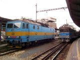 25.09.2004 - Brno hl.n.: ''eso'' 363.073-8 a ''panťák'' 560.025-9/026-7 jako Os 4760 do Letovic © PhDr. Zbyněk Zlinský