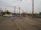 Budapešť: původem hanoverská tramvaj přijíždí na lince 3 zpod železničního podjezdu do zastávky Élessarok	28.10.2011	 © Jan Přikryl