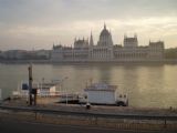 Budapešť: pohled na Parlament přes Dunaj od tramvajové zastávky Batthyány tér	. 29.10.2011	 © Jan Přikryl