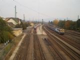Szob: celkový pohled na nádraží se soupravami osobních vlaků	. 29.10.2011	 © Jan Přikryl