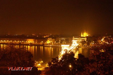 Budapešť: večerní pohled na řetězový most z hradeb u horní stanice lanovky	. 29.10.2011	 © Jan Přikryl