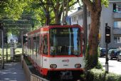 Köln: klasická vysokopodlažní tramvaj typu B opouští zastávku Sülzgürtel na meziměstské lince 18 do Bonnu	. 20.8.2011	 © Lukáš Uhlíř