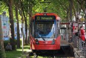 Köln: téměř nová rychlodrážní tramvaj typu K 5000 od Bombardieru na konečné polookružní linky 13 Sülzgürtel	. 20.8.2011	 © Lukáš Uhlíř